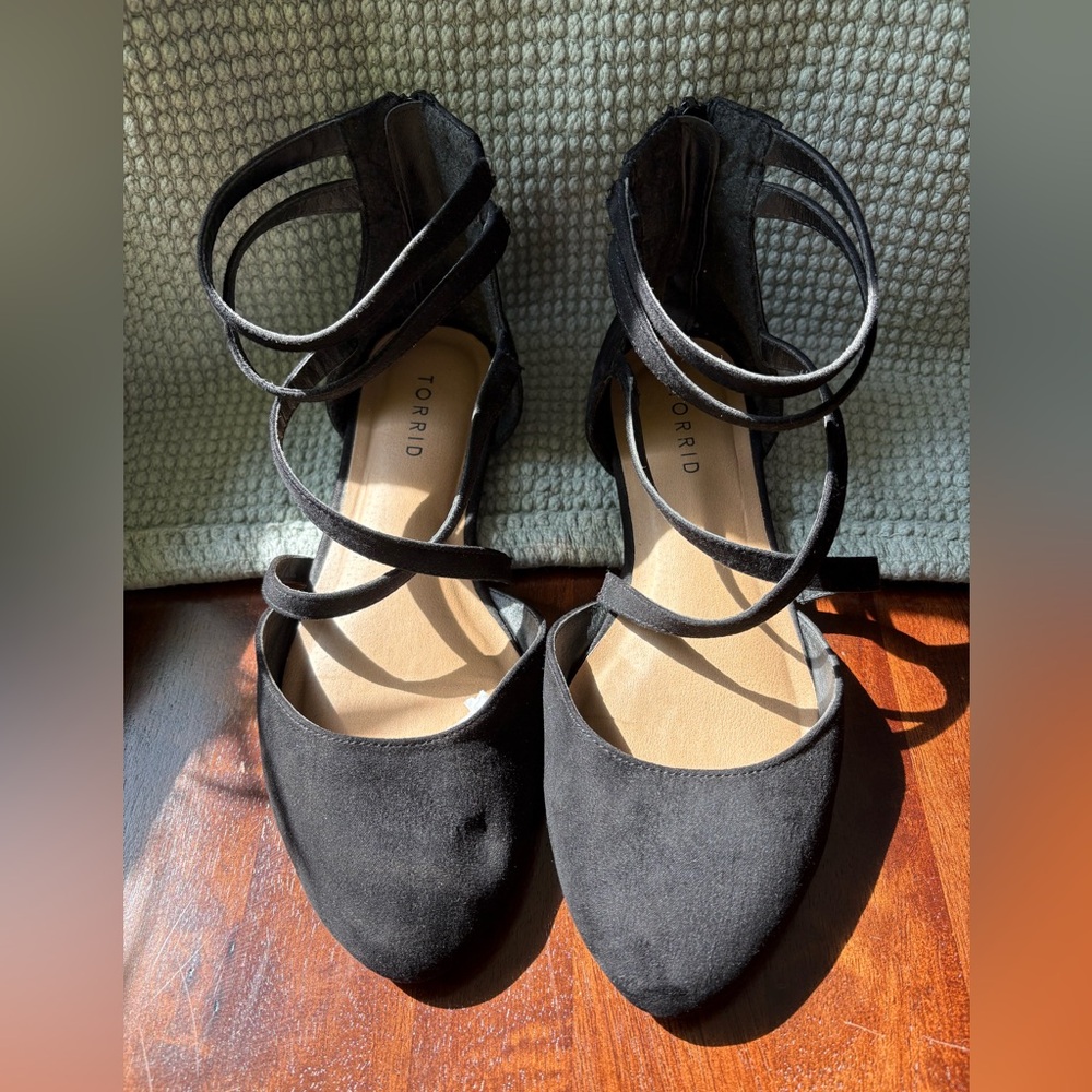 Torrid Elastic Strap Flat (WW) size 9 - Picture 3 of 8
